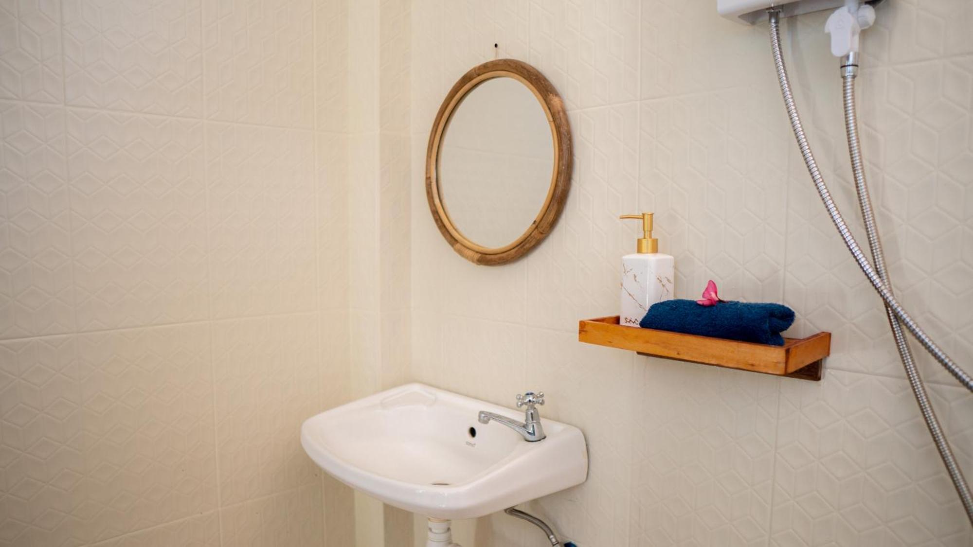The White Bay Lombok Apartment Kuta  Екстериор снимка